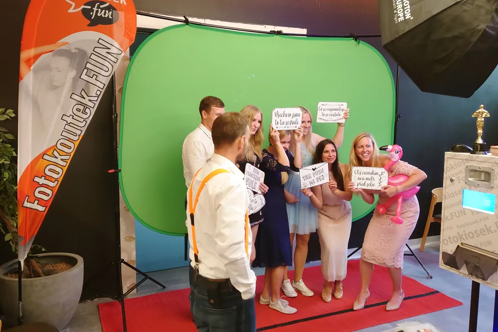 Svatební hosté pózují s rekvizitami před fotobudkou