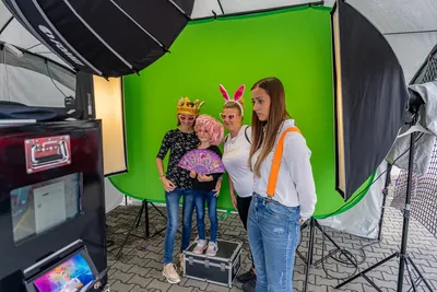 Dvojice s rekvizitami při focení na firemním dni