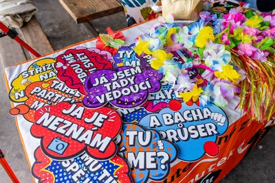 Barevné rekvizity a cedulky na focení