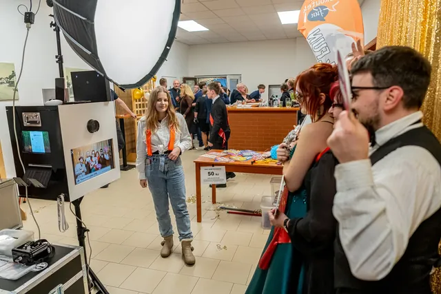 Obsluha fotokoutku pomáhá hostům na plese